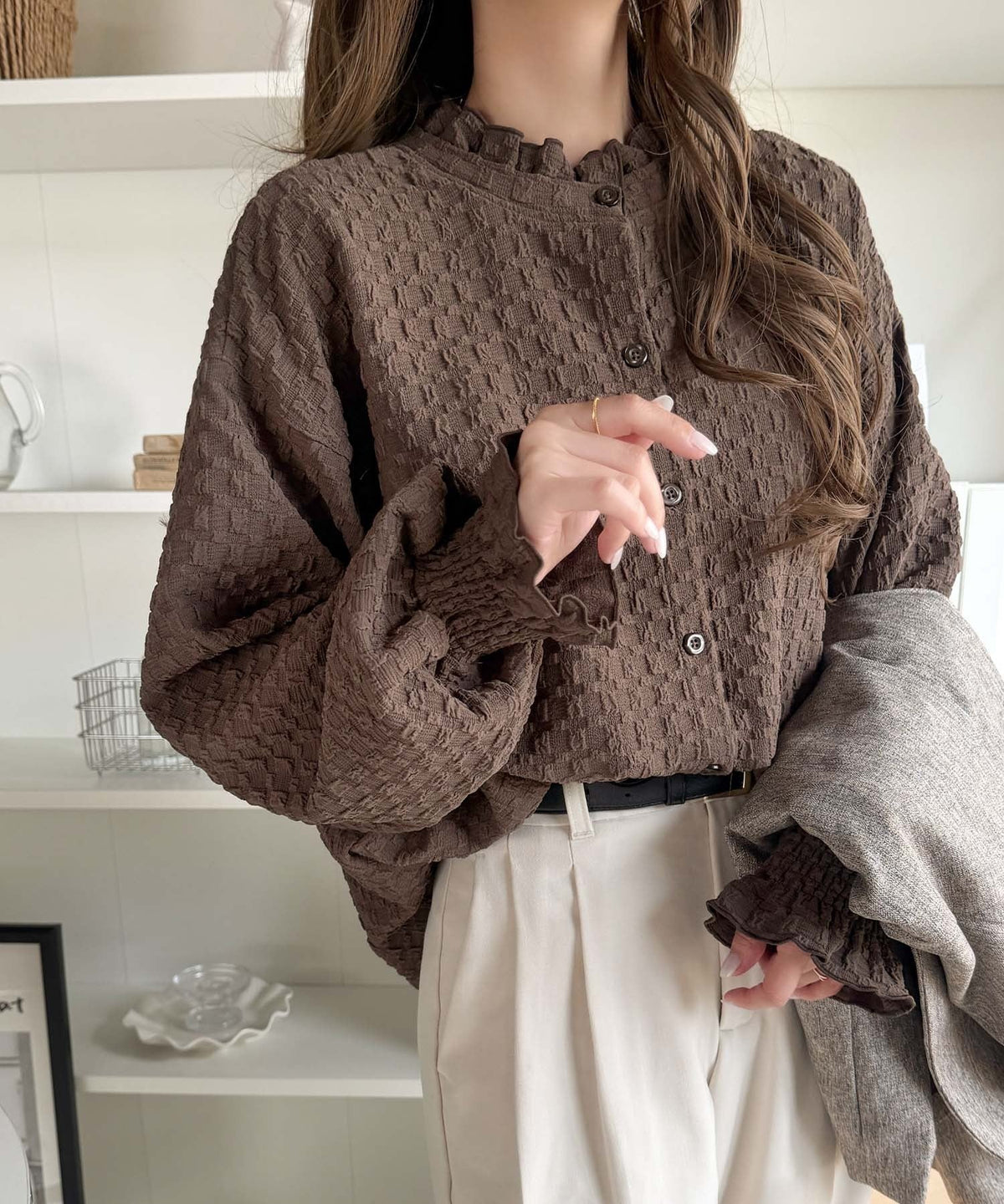 前も後ろも、ときめく一枚！ぽこぽこ素材×フリルで、大人可愛い。前後2way フクレジャガード フリルブラウス（長袖） ce1050388