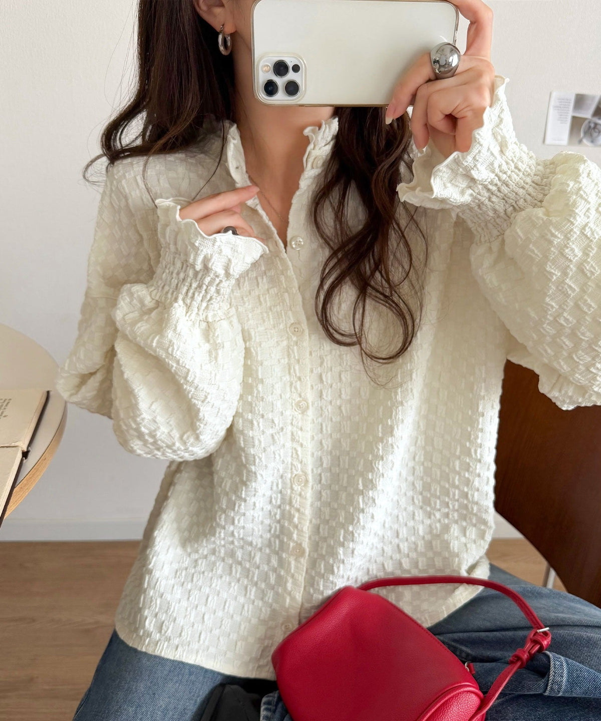 前も後ろも、ときめく一枚！ぽこぽこ素材×フリルで、大人可愛い。前後2way フクレジャガード フリルブラウス（長袖） ce1050388