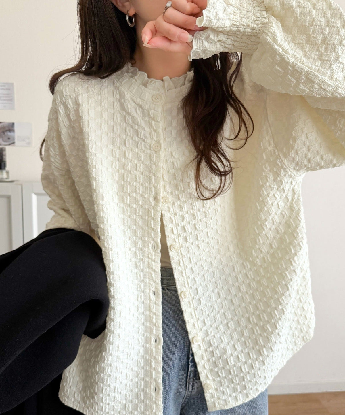 前も後ろも、ときめく一枚！ぽこぽこ素材×フリルで、大人可愛い。前後2way フクレジャガード フリルブラウス（長袖） ce1050388
