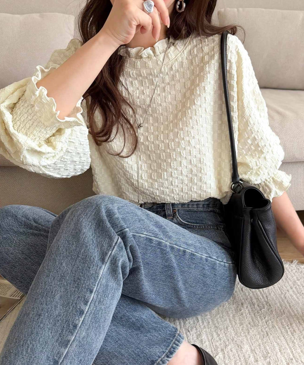 前も後ろも、ときめく一枚！ぽこぽこ素材×フリルで、大人可愛い。前後2way フクレジャガード フリルブラウス（長袖） ce1050388