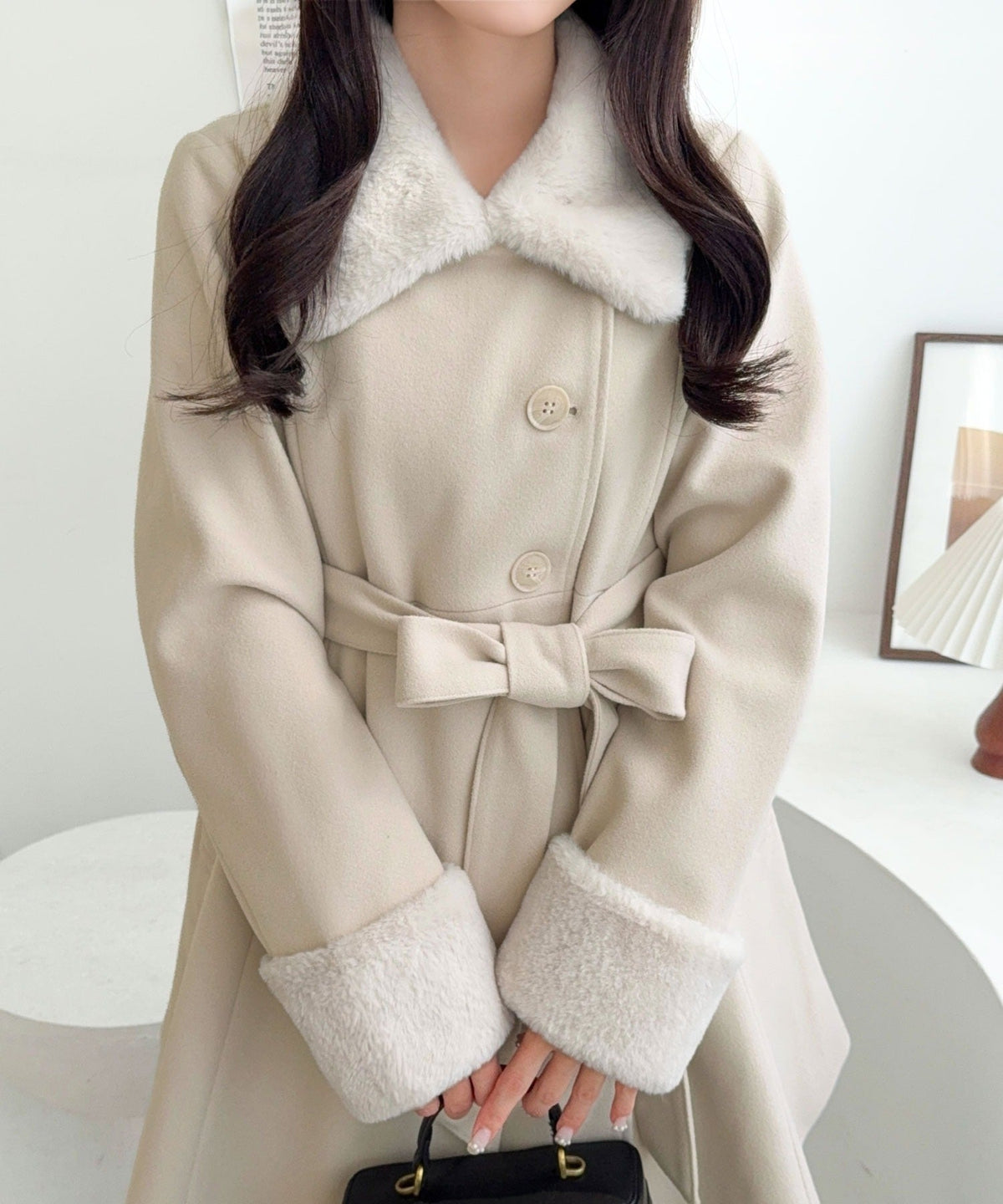 【mily bilet】可愛いも、スタイルアップも欲張る一着。ファー使いAラインミドル丈コート mi1019149