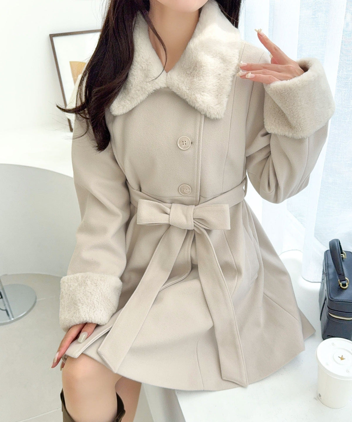 【mily bilet】可愛いも、スタイルアップも欲張る一着。ファー使いAラインミドル丈コート mi1019149