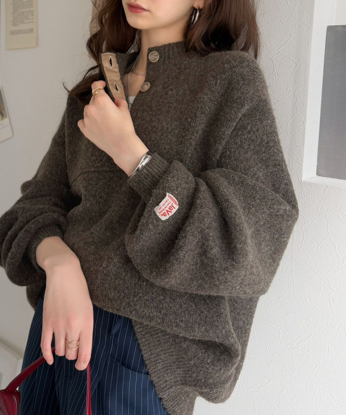 《JaVaジャバコラボ》ふんわり袖たっぽり。配色テープアノラック風ニットプルオーバー jv1380013