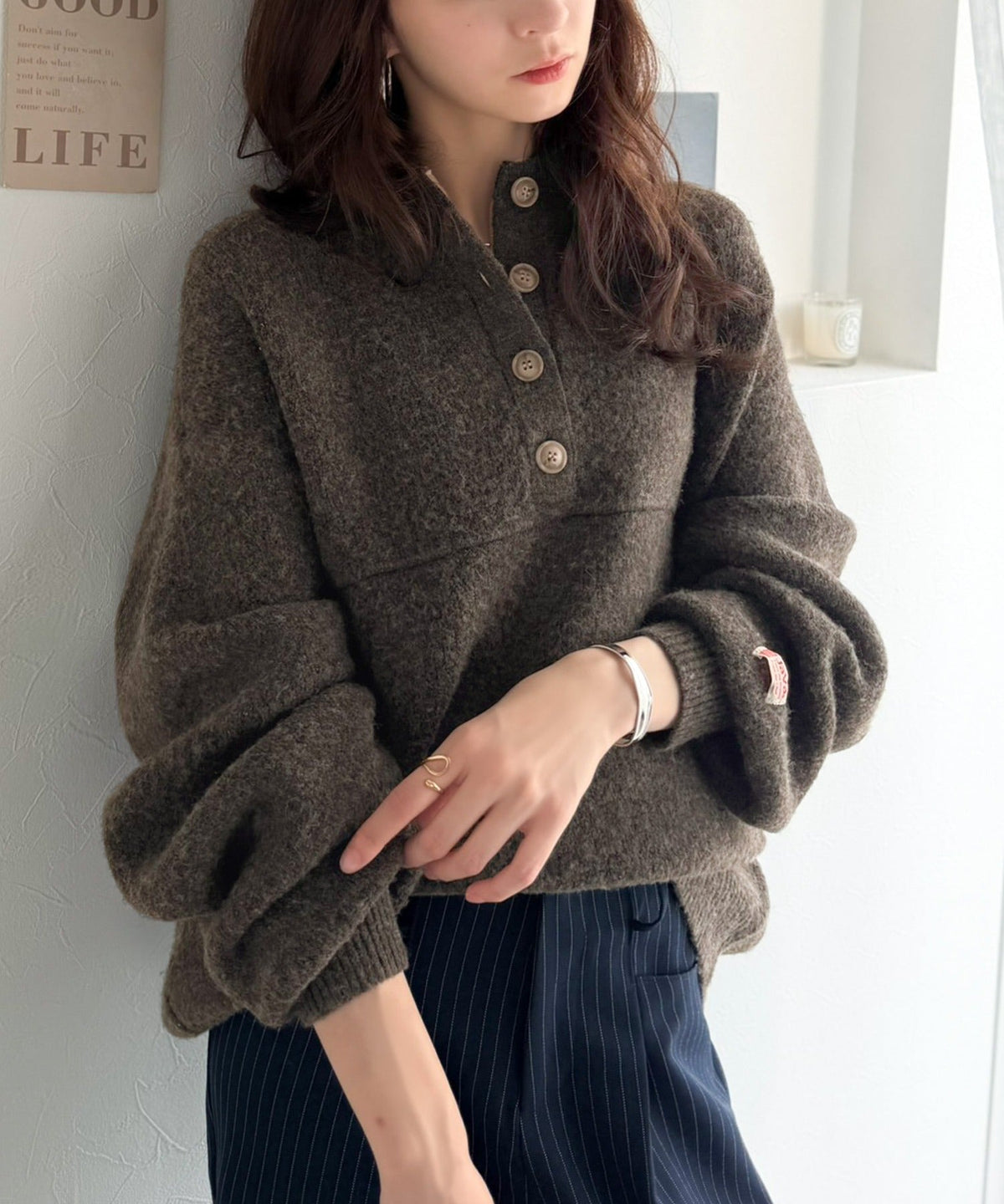 《JaVaジャバコラボ》ふんわり袖たっぽり。配色テープアノラック風ニットプルオーバー jv1380013