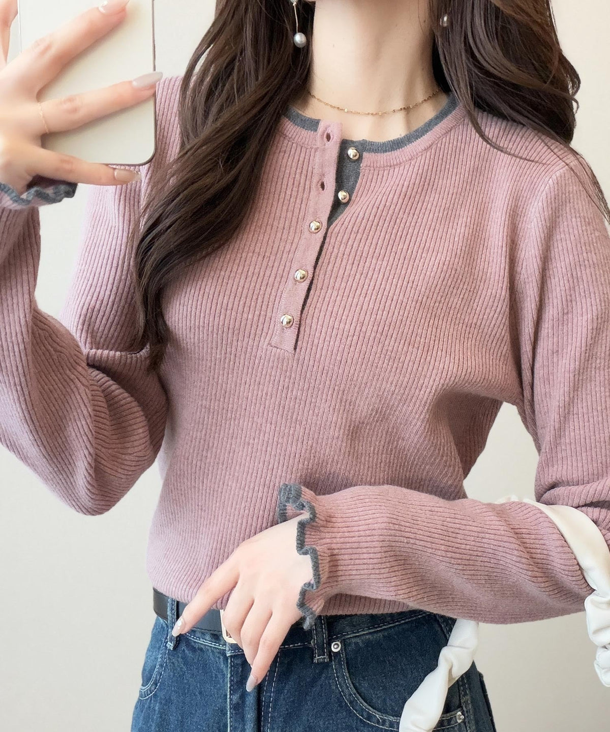 【mily bilet】大人可愛いディテールをぎゅっと。ゴールドボタン ヘンリーネック配色リブニット (長袖) mi1359063