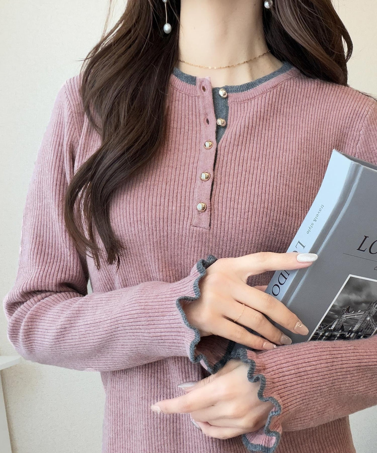 【mily bilet】大人可愛いディテールをぎゅっと。ゴールドボタン ヘンリーネック配色リブニット (長袖) mi1359063