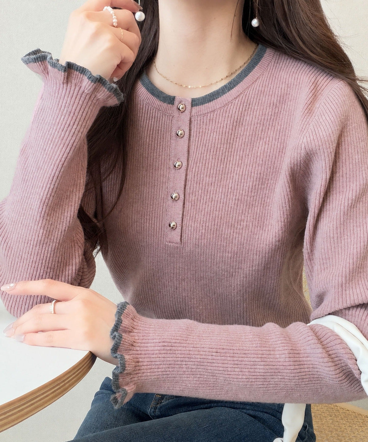 【mily bilet】大人可愛いディテールをぎゅっと。ゴールドボタン ヘンリーネック配色リブニット (長袖) mi1359063