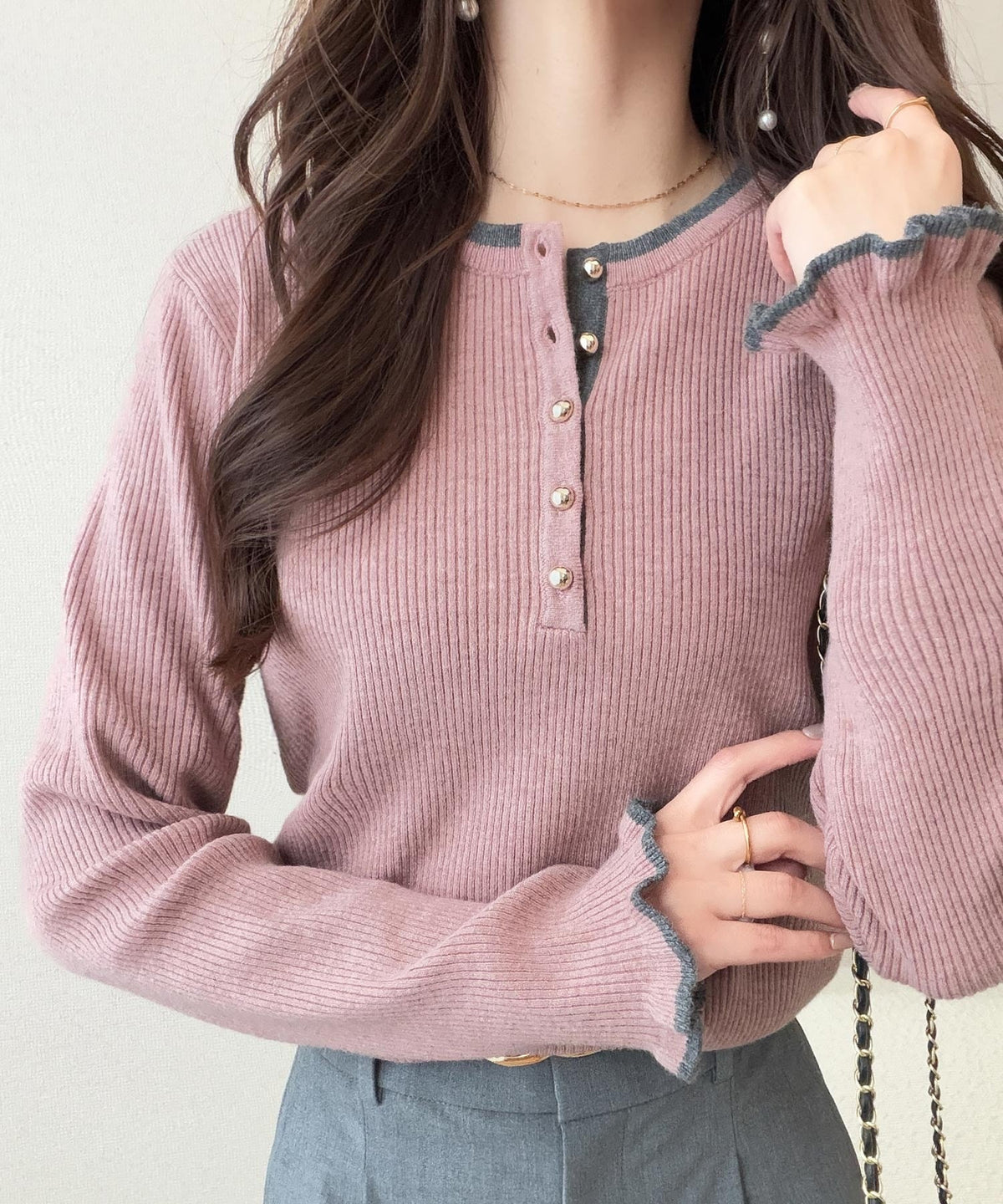 【mily bilet】大人可愛いディテールをぎゅっと。ゴールドボタン ヘンリーネック配色リブニット (長袖) mi1359063