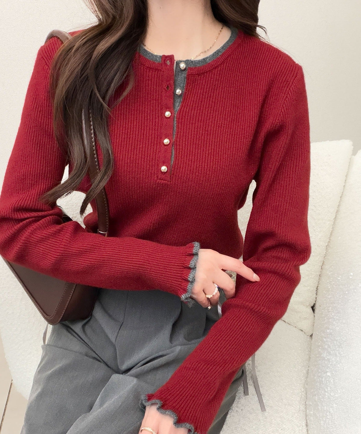 【mily bilet】大人可愛いディテールをぎゅっと。ゴールドボタン ヘンリーネック配色リブニット (長袖) mi1359063