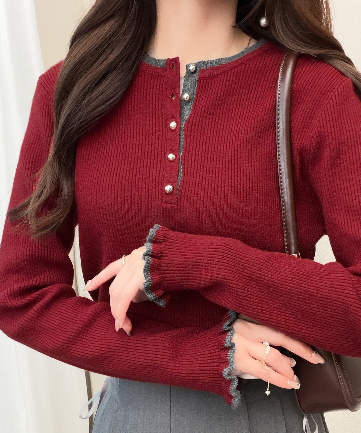【mily bilet】大人可愛いディテールをぎゅっと。ゴールドボタン ヘンリーネック配色リブニット (長袖) mi1359063