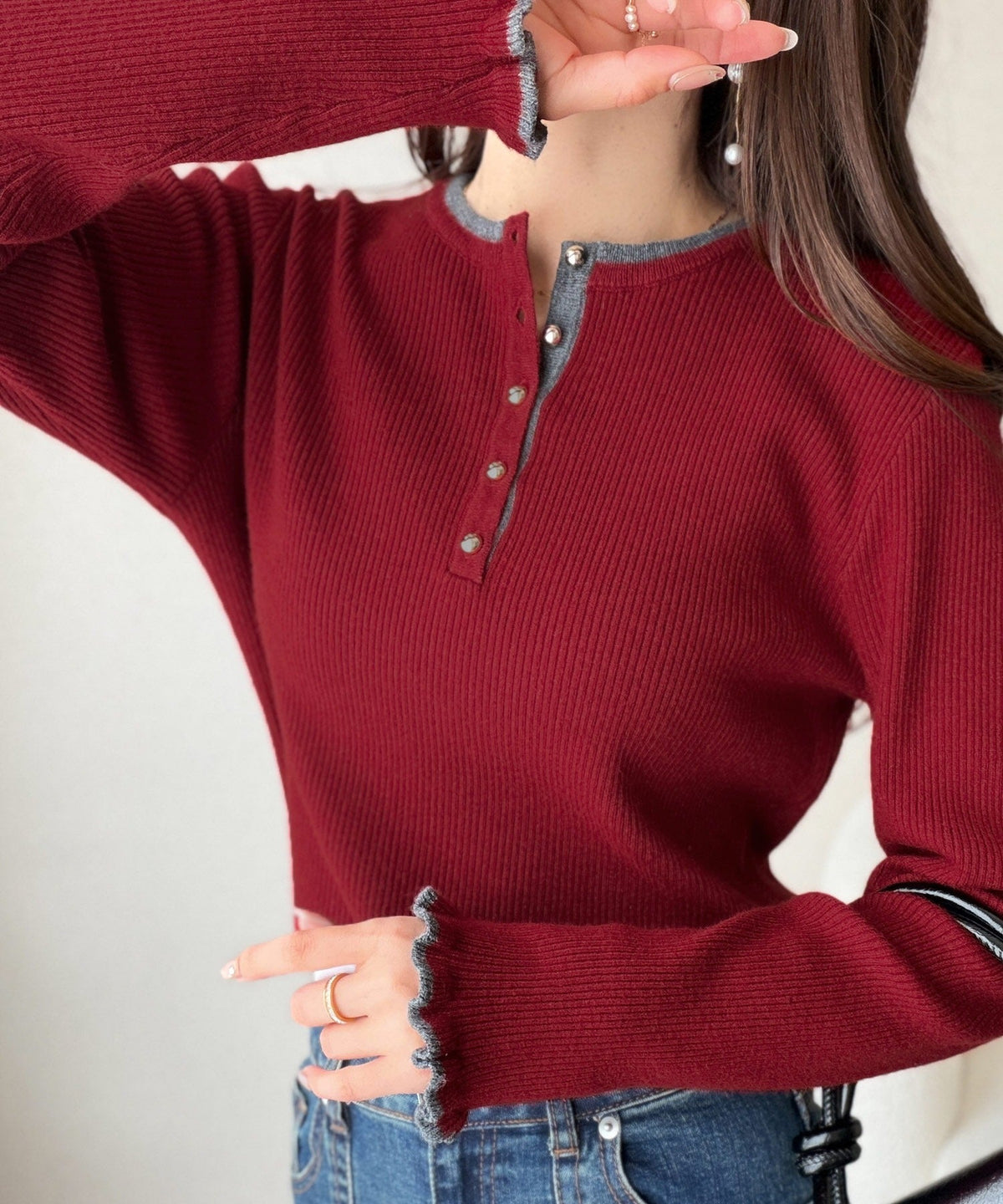 【mily bilet】大人可愛いディテールをぎゅっと。ゴールドボタン ヘンリーネック配色リブニット (長袖) mi1359063