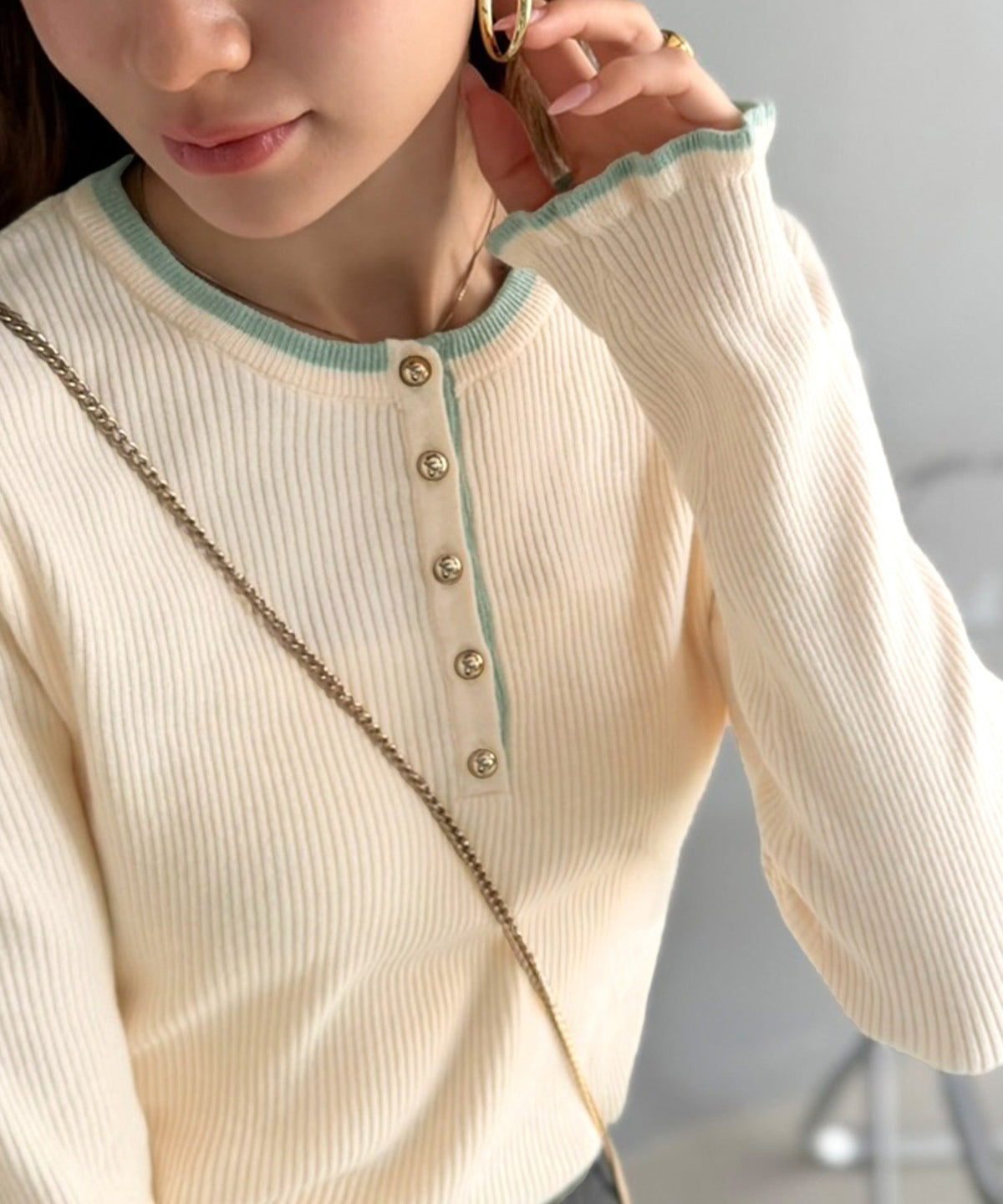 【mily bilet】大人可愛いディテールをぎゅっと。ゴールドボタン ヘンリーネック配色リブニット (長袖) mi1359063