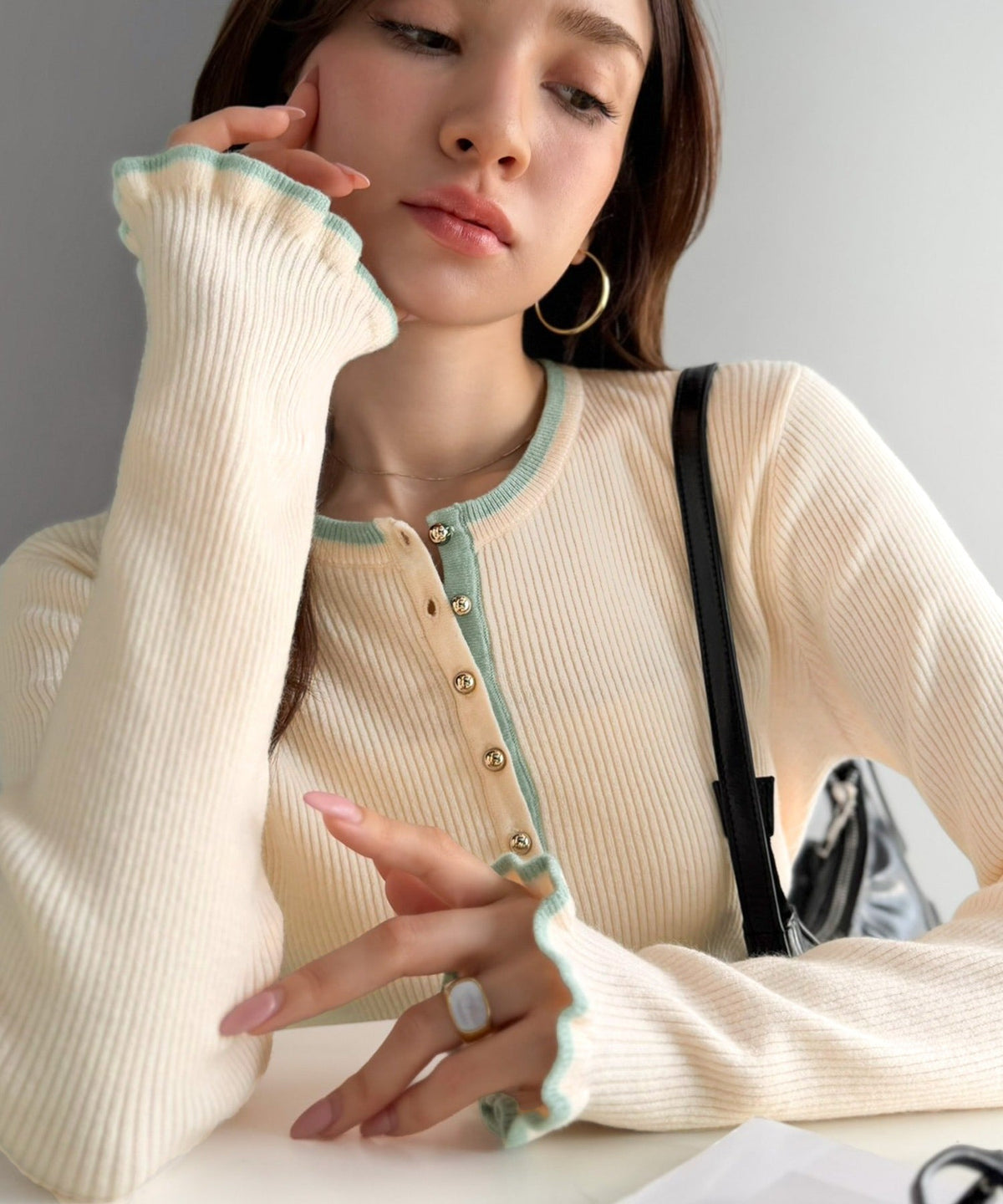 【mily bilet】大人可愛いディテールをぎゅっと。ゴールドボタン ヘンリーネック配色リブニット (長袖) mi1359063