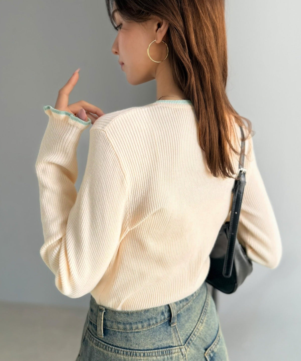 【mily bilet】大人可愛いディテールをぎゅっと。ゴールドボタン ヘンリーネック配色リブニット (長袖) mi1359063