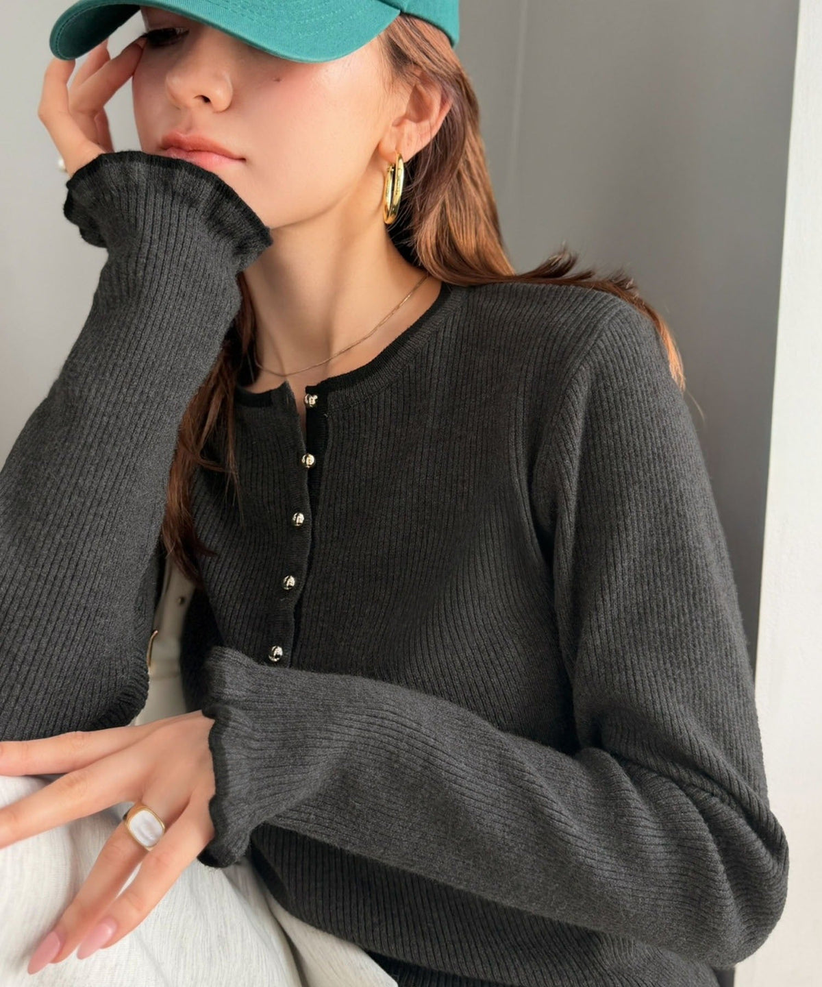 【mily bilet】大人可愛いディテールをぎゅっと。ゴールドボタン ヘンリーネック配色リブニット (長袖) mi1359063