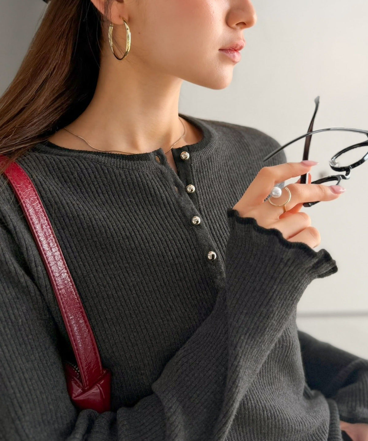 【mily bilet】大人可愛いディテールをぎゅっと。ゴールドボタン ヘンリーネック配色リブニット (長袖) mi1359063