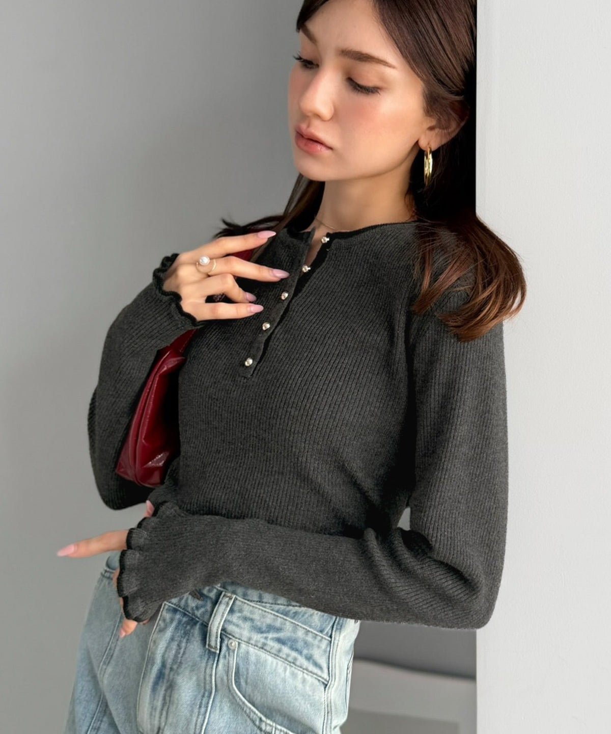 【mily bilet】大人可愛いディテールをぎゅっと。ゴールドボタン ヘンリーネック配色リブニット (長袖) mi1359063