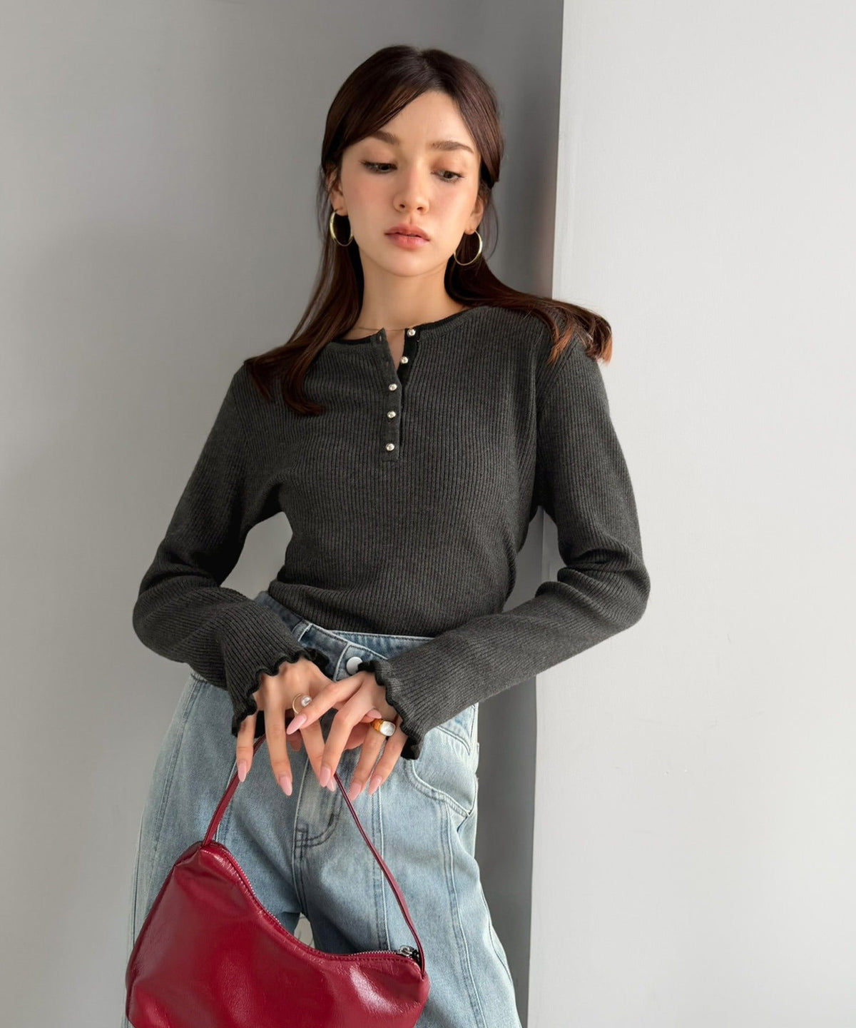 【mily bilet】大人可愛いディテールをぎゅっと。ゴールドボタン ヘンリーネック配色リブニット (長袖) mi1359063