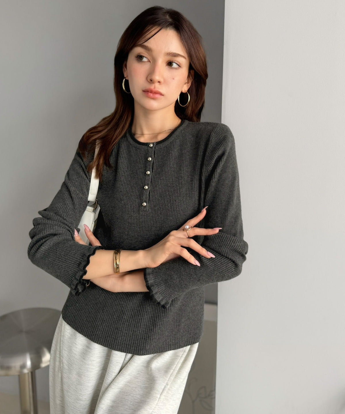【mily bilet】大人可愛いディテールをぎゅっと。ゴールドボタン ヘンリーネック配色リブニット (長袖) mi1359063
