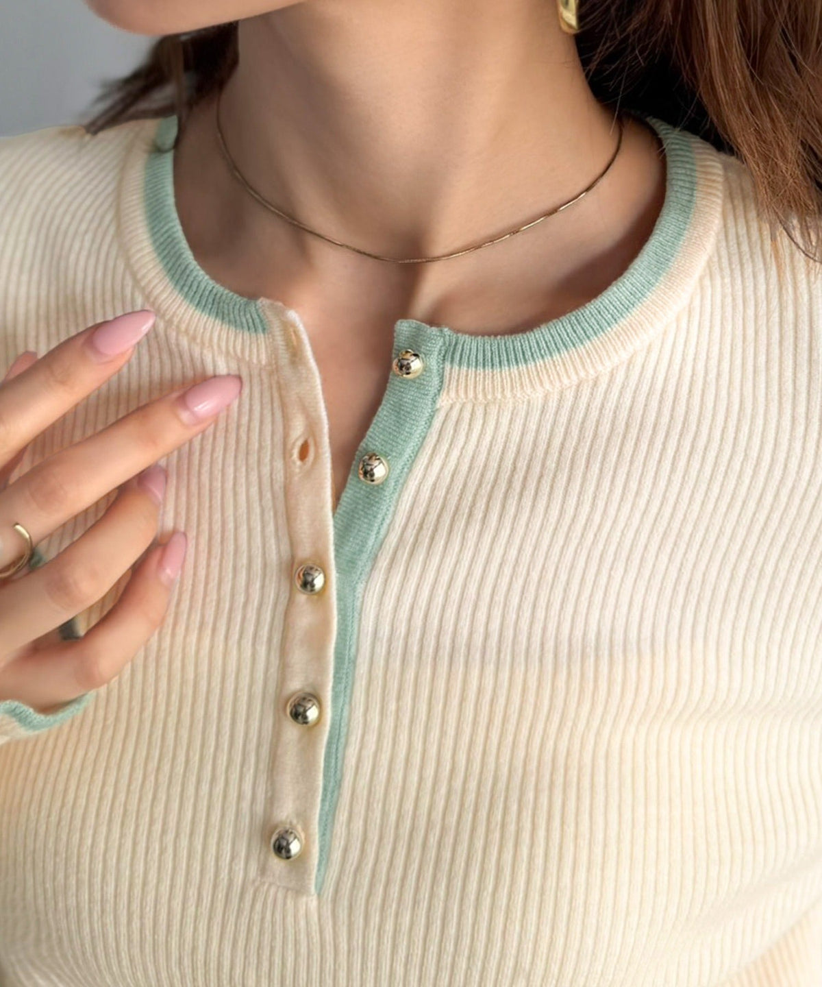 【mily bilet】大人可愛いディテールをぎゅっと。ゴールドボタン ヘンリーネック配色リブニット (長袖) mi1359063