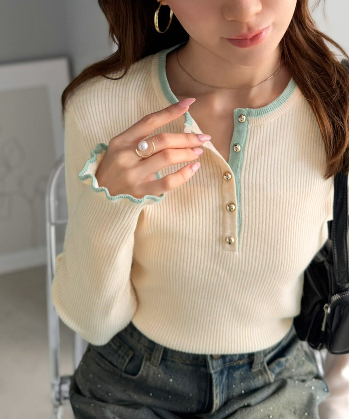 【mily bilet】大人可愛いディテールをぎゅっと。ゴールドボタン ヘンリーネック配色リブニット (長袖) mi1359063