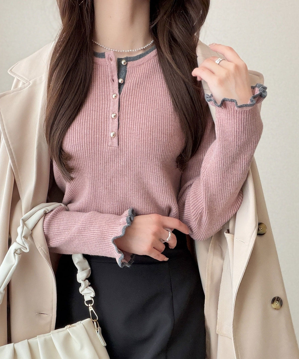 【mily bilet】大人可愛いディテールをぎゅっと。ゴールドボタン ヘンリーネック配色リブニット (長袖) mi1359063
