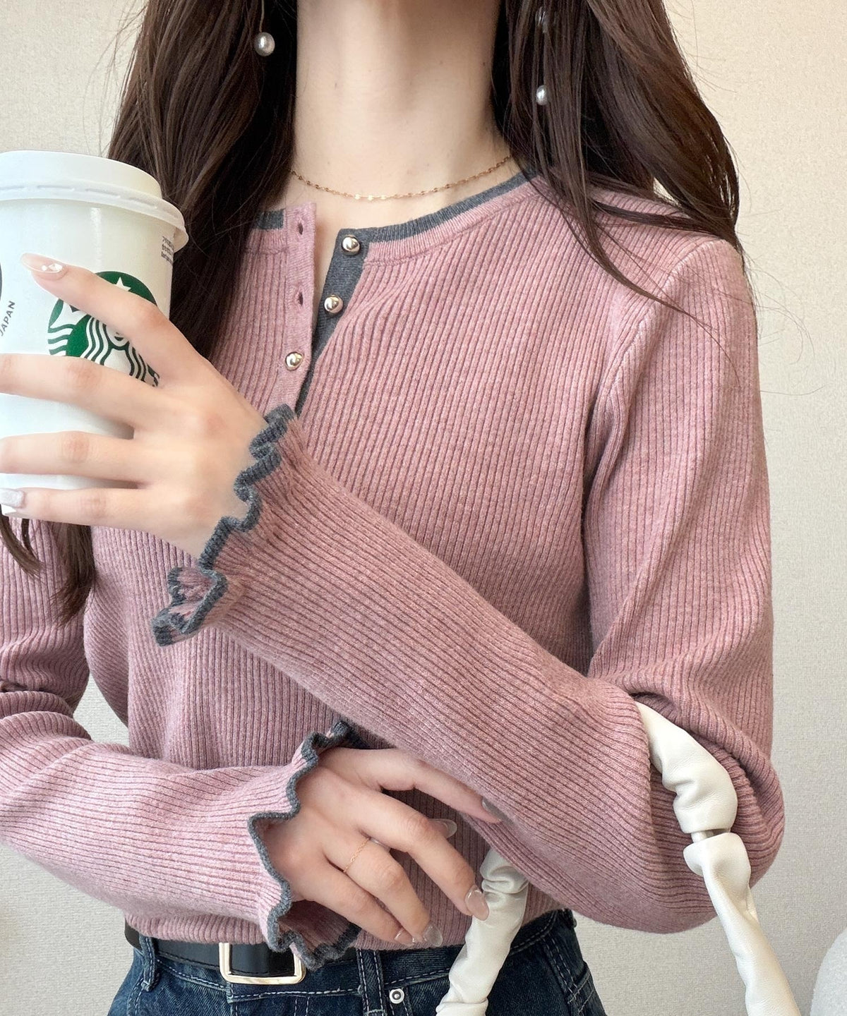【mily bilet】大人可愛いディテールをぎゅっと。ゴールドボタン ヘンリーネック配色リブニット (長袖) mi1359063