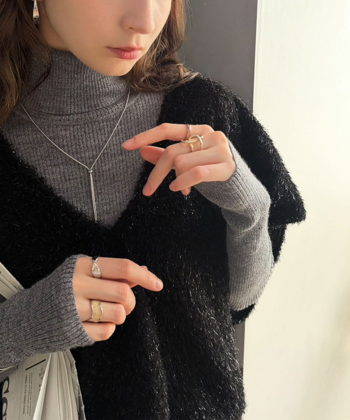 重ねるだけで、今日のコーデが一気に垢抜け。サイドスリットラメシャギーVネックベスト ce1010662