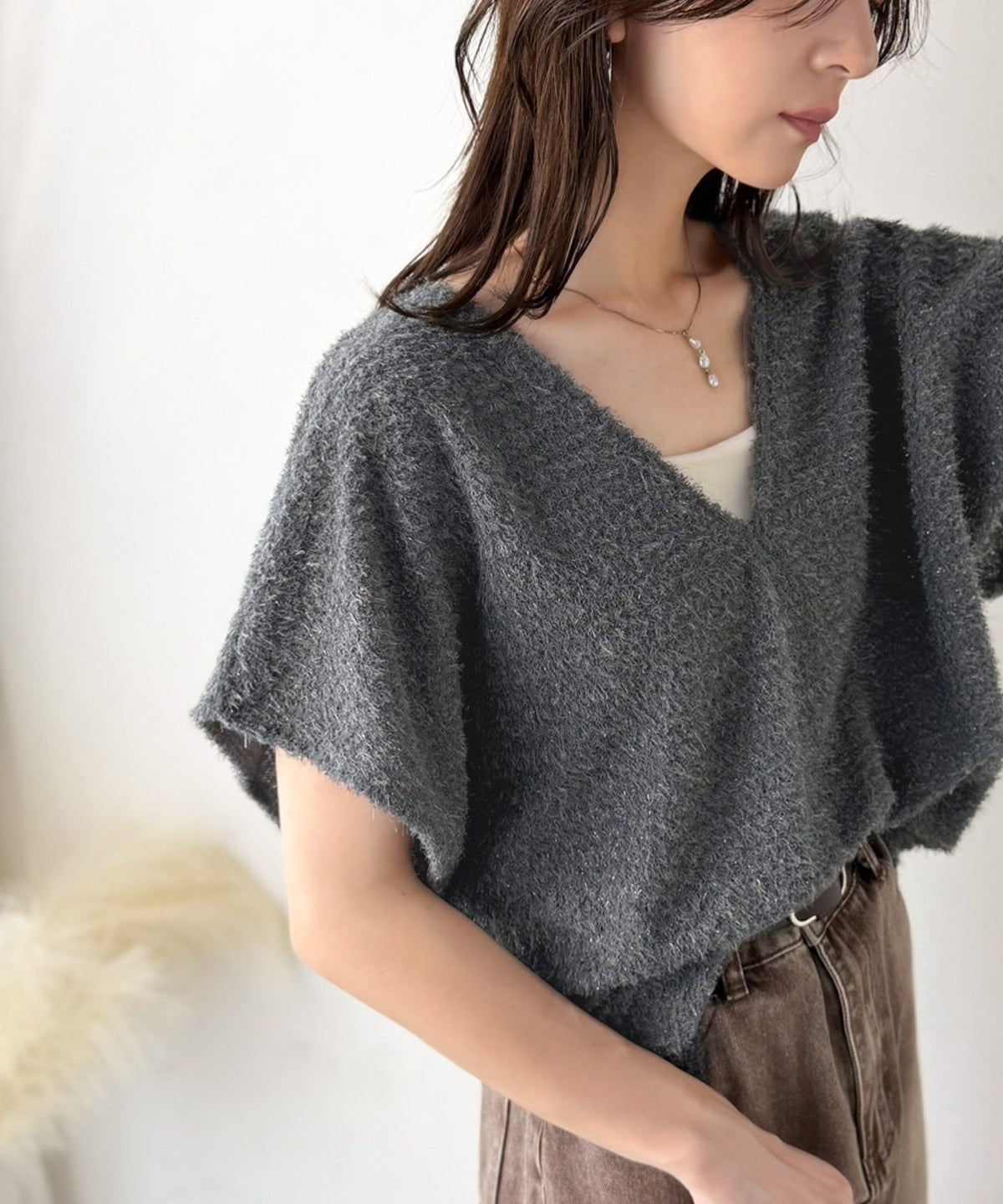 重ねるだけで、今日のコーデが一気に垢抜け。サイドスリットラメシャギーVネックベスト ce1010662