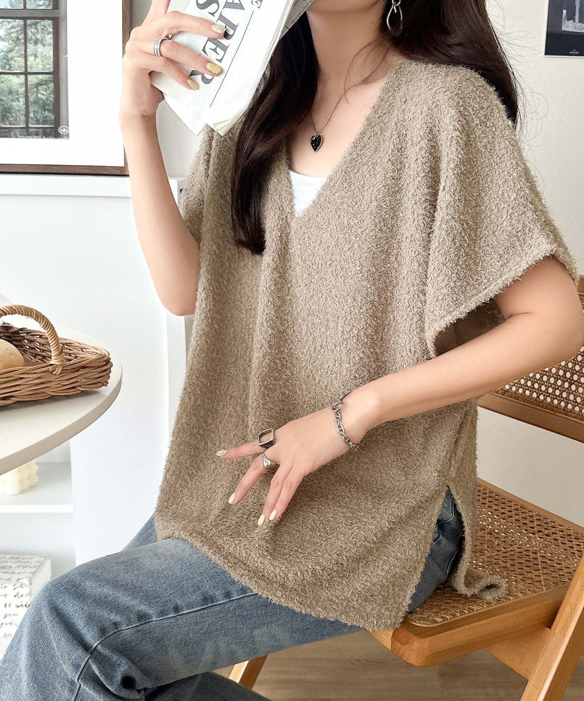 重ねるだけで、今日のコーデが一気に垢抜け。サイドスリットラメシャギーVネックベスト ce1010662