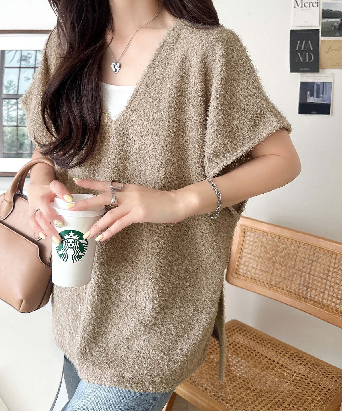 重ねるだけで、今日のコーデが一気に垢抜け。サイドスリットラメシャギーVネックベスト ce1010662