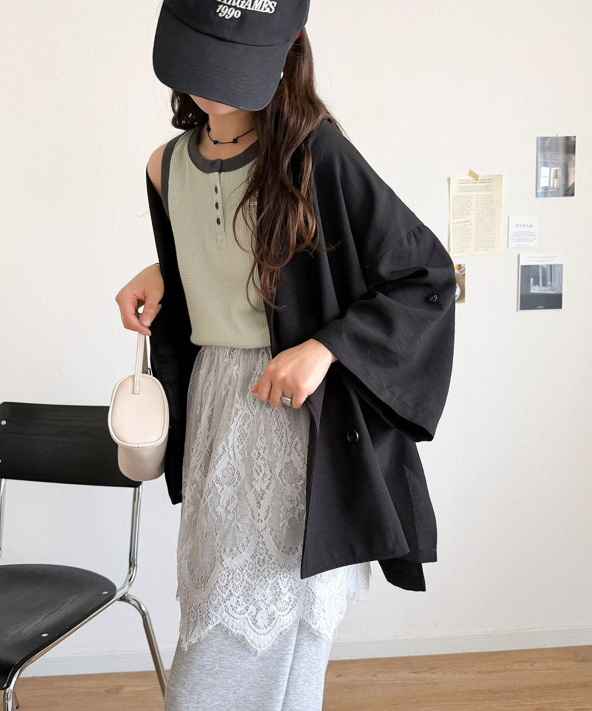 いつものコーデに、ワンポイントの魔法。重ねるだけで繊細レースが華やぐ。レースレイヤードスカート ce1020397