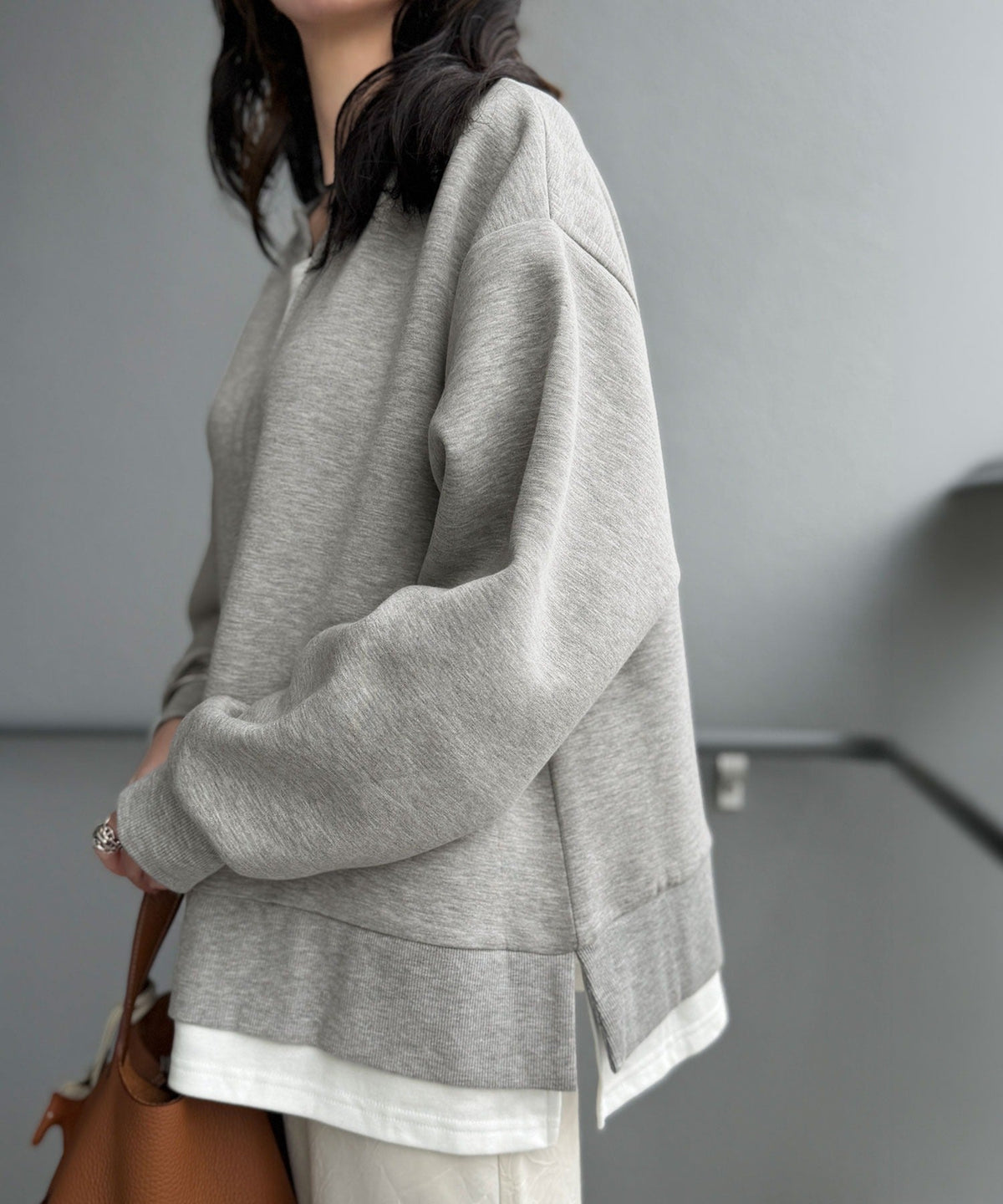 《Maiko Amemori×クラシカルエルフコラボ》重ね着しているような、こなれ感を一枚で♪ ダンボールニット×Tシャツドッキングトップス ce1010656
