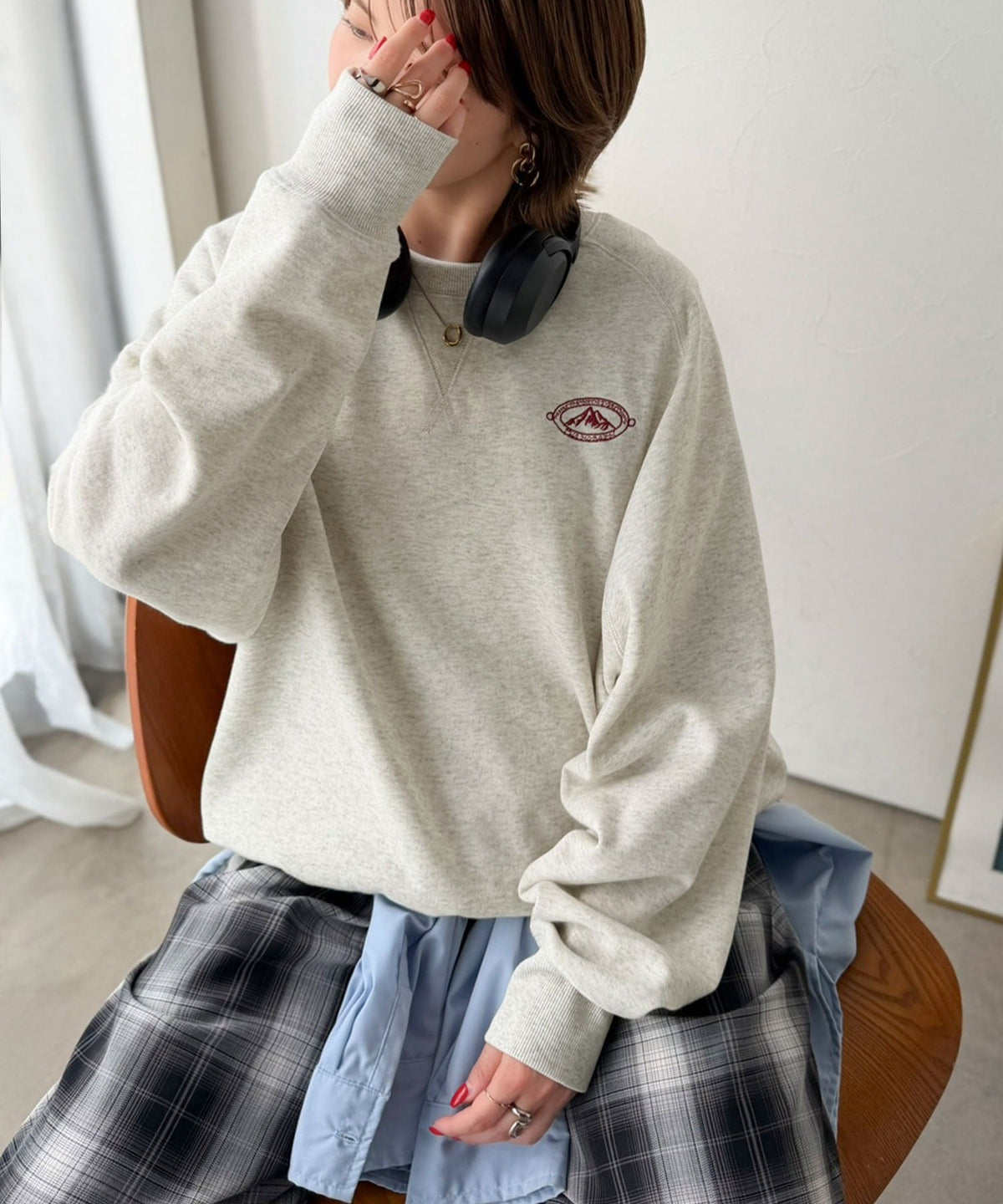 《JaVaジャバコラボ》二人で着れば、もっと映える。シミラールックにも◎背中で魅せる存在感。裏起毛 バックプリント&ぷっくり厚盛刺繍スウェット(オーバーサイズ) jv1050404