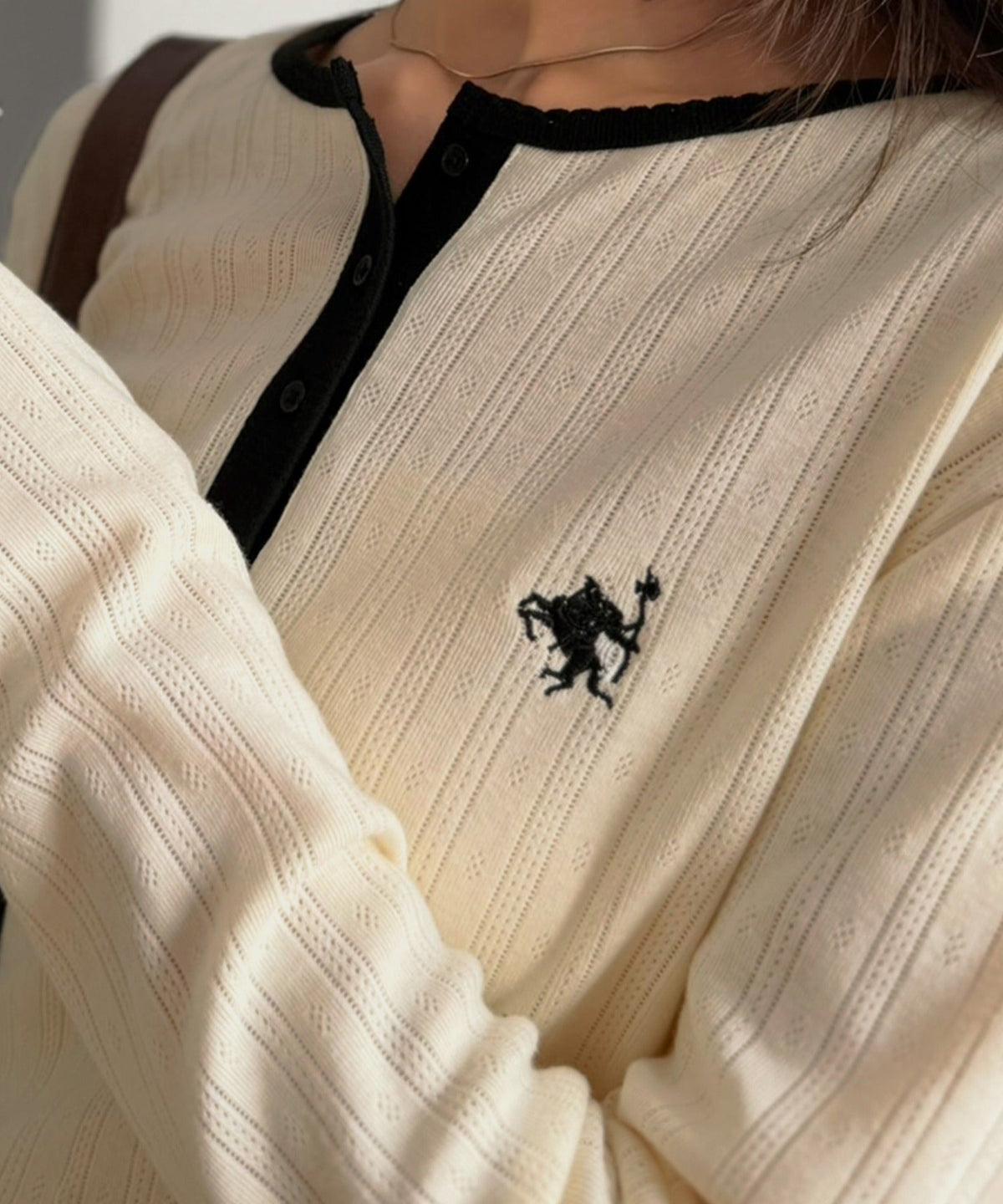 品よく、さりげなく、愛らしく。胸刺繍入り配色ヘンリー針抜きトップス（長袖） ce1010670