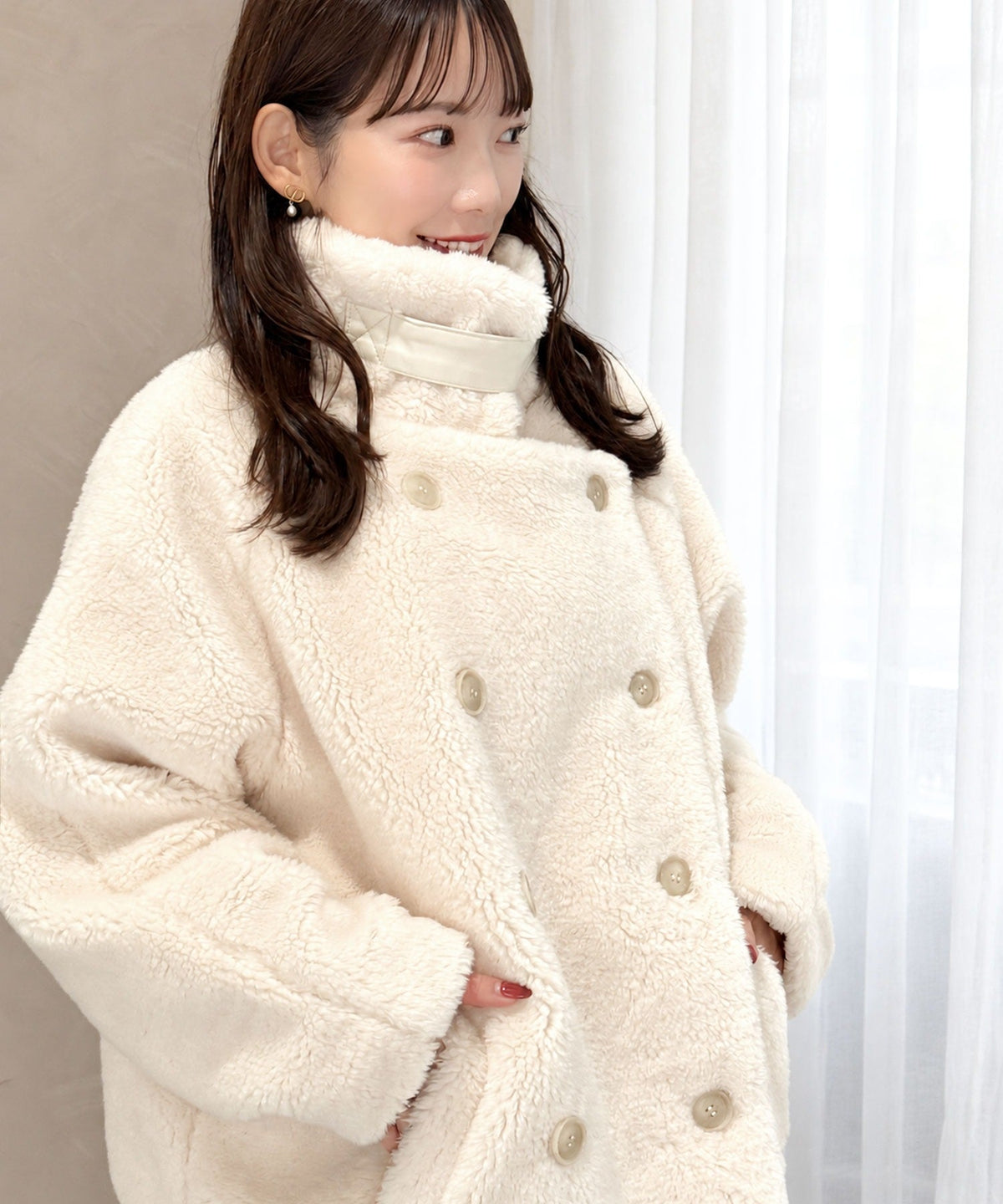 《ERIKOさん×クラシカルエルフコラボ》ふわっと包まれて、首元まで暖かく♪スタンドカラーファーコート（ミドル丈） ce1010650