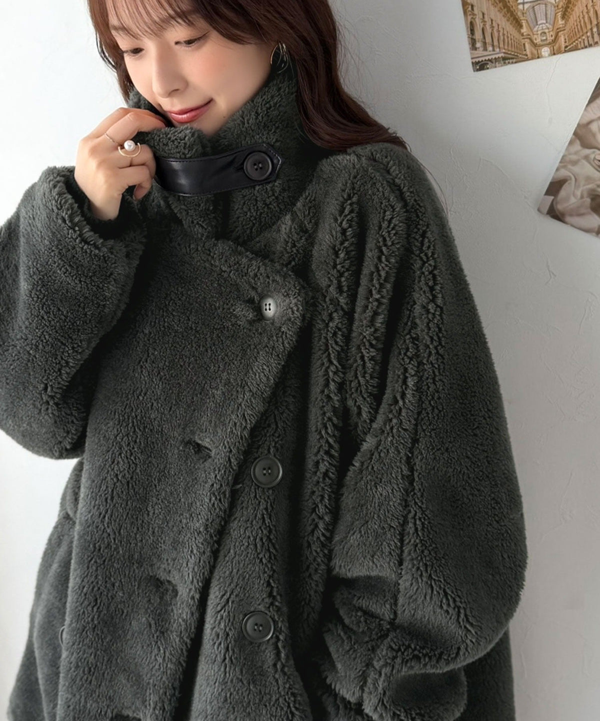 《ERIKOさん×クラシカルエルフコラボ》ふわっと包まれて、首元まで暖かく♪スタンドカラーファーコート（ミドル丈） ce1010650