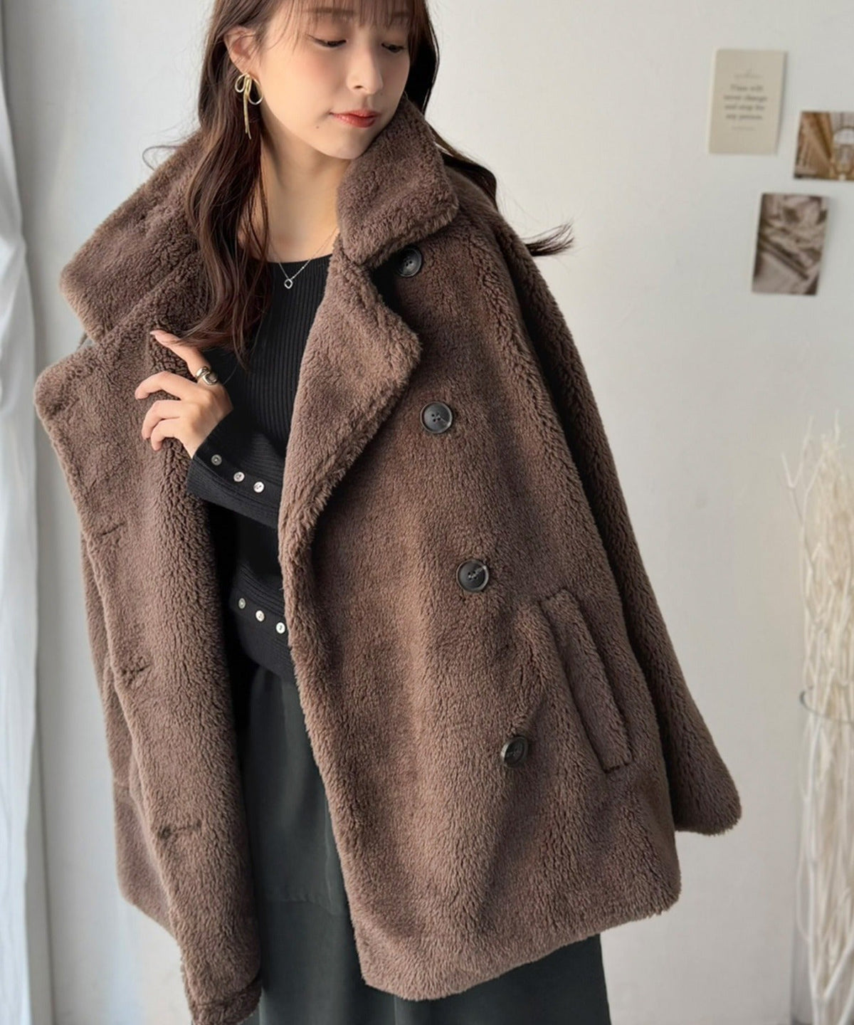 《ERIKOさん×クラシカルエルフコラボ》ふわっと包まれて、首元まで暖かく♪スタンドカラーファーコート（ミドル丈） ce1010650