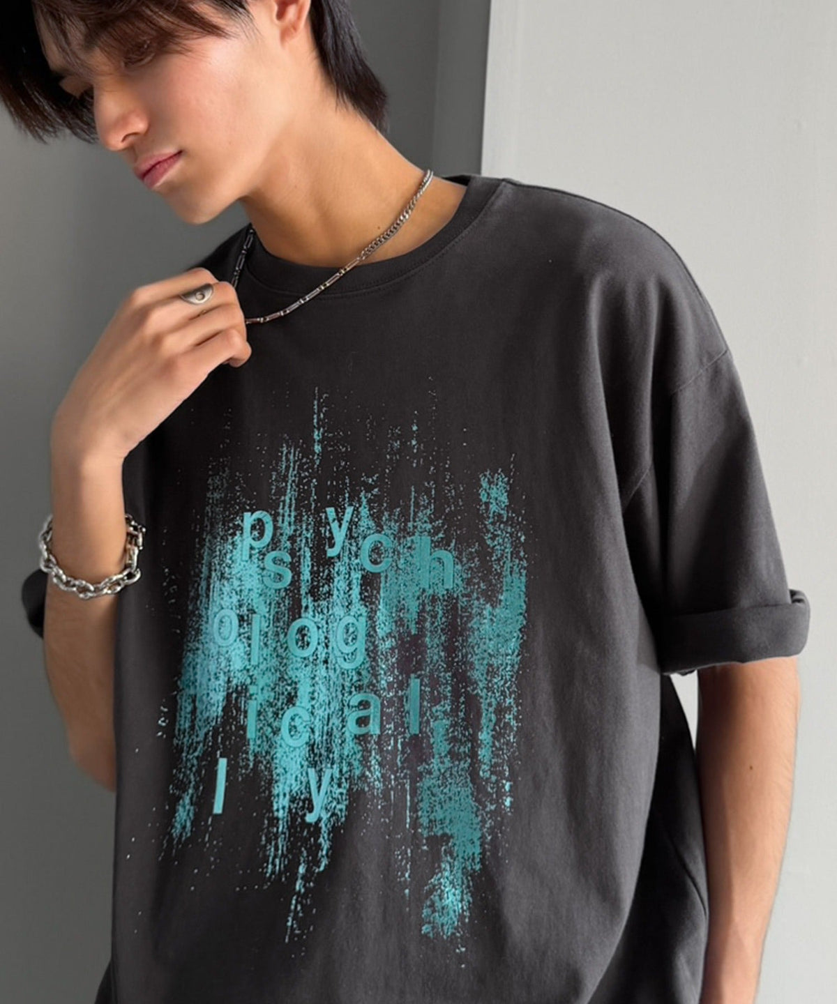 無地じゃ足りない、そんな日に！コットン100% グリッチノイズ箔プリントTシャツ／Glitch Noise Foil Print T-Shirt co1320011