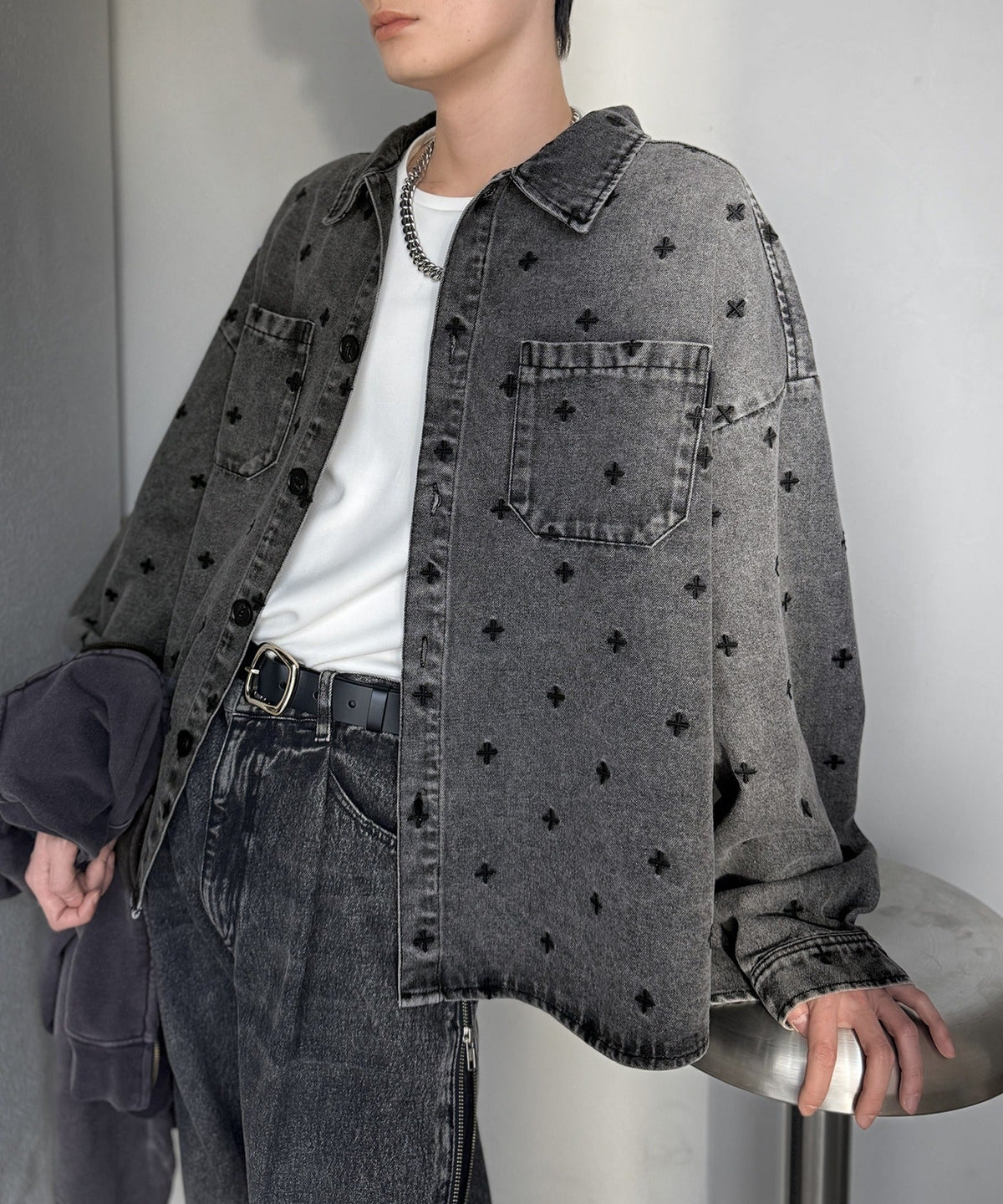 「シンプル以上、主張しすぎない存在感。」総柄刺繍デニムシャツジャケット／All-Over Embroidered Denim Shirt Jacket co1010050