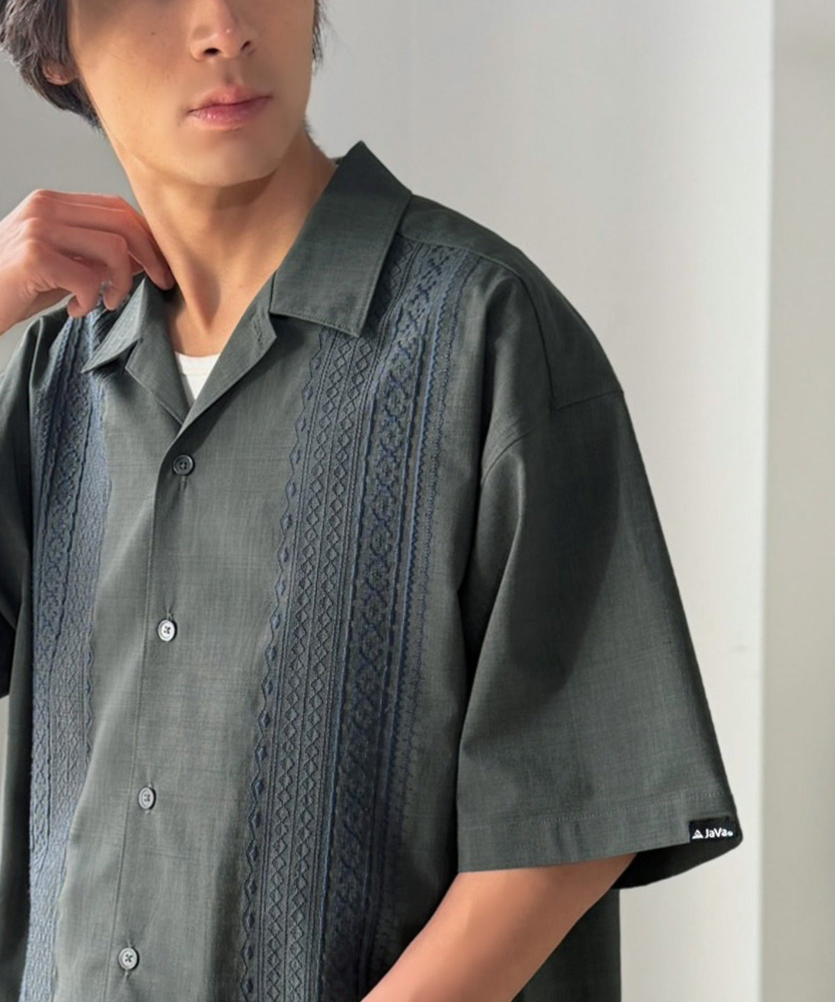 《JaVaジャバコラボ》周りと差がつく総刺繍！リラックスシルエット 清涼リネンライク素材 オープンカラー キューバシャツ（半袖） jo1320017