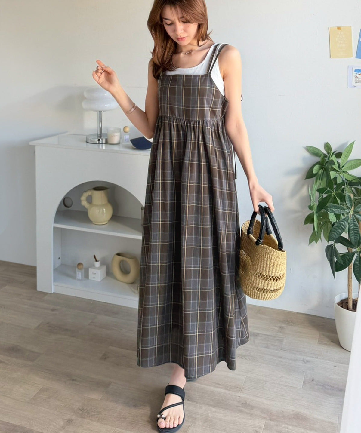 後ろ姿も可愛く盛れちゃう♪ふんわりシルエットで体型カバー。大人カジュアル チェックキャミワンピース ce1240121