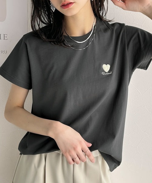 トレンドをまとう。綿100％シルケット風ハート胸サガラ刺繍Tシャツ（半袖） ce1330013