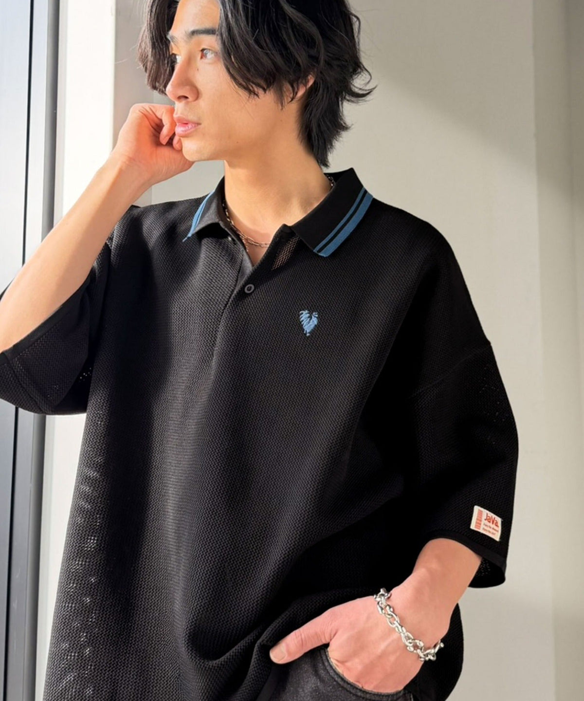 《JaVaジャバコラボ》軽くて涼しくてアイロン要らず！ワンポイント刺繍入り 襟ライン配色 サマーニットポロシャツ（半袖） jo1250001