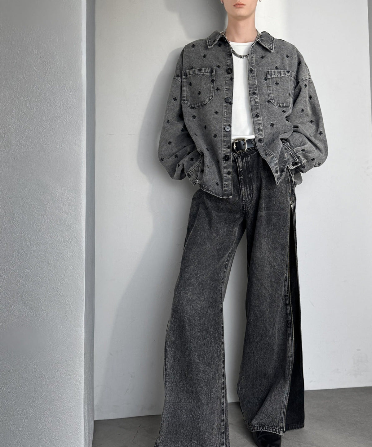 「シンプル以上、主張しすぎない存在感。」総柄刺繍デニムシャツジャケット／All-Over Embroidered Denim Shirt Jacket co1010050