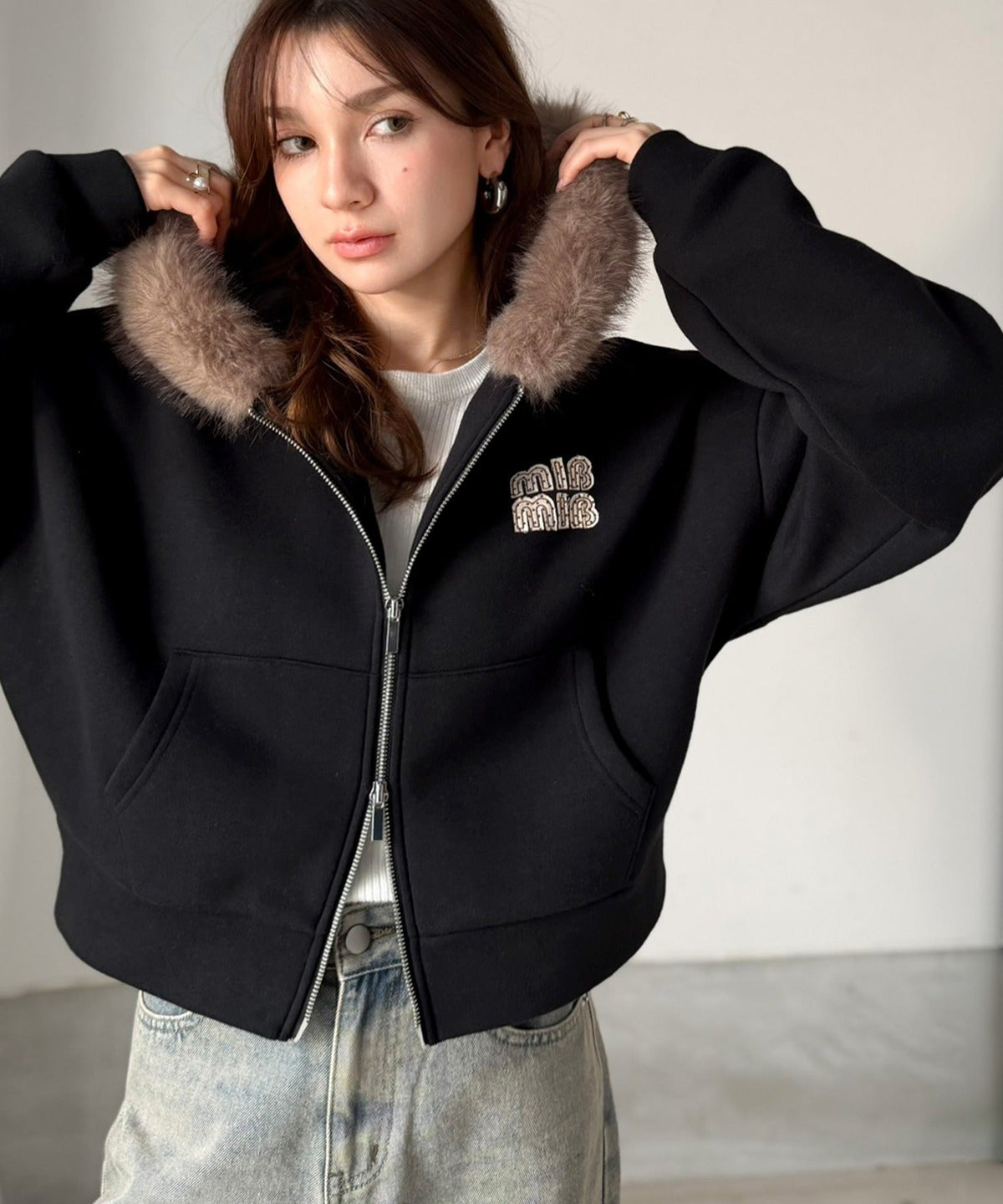 【mily bilet】ラフなのに、盛れ度抜かりなし。ショート丈ファー付きロゴワッペンフードパーカー(裏起毛)(チェック/ドットあり) mi1329119