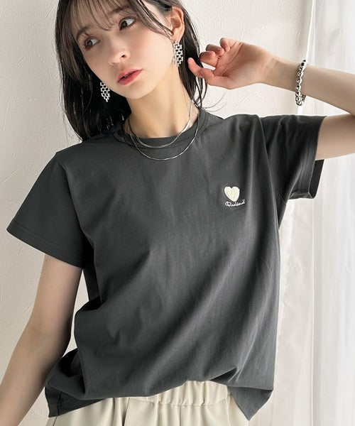トレンドをまとう。綿100％シルケット風ハート胸サガラ刺繍Tシャツ（半袖） ce1330013