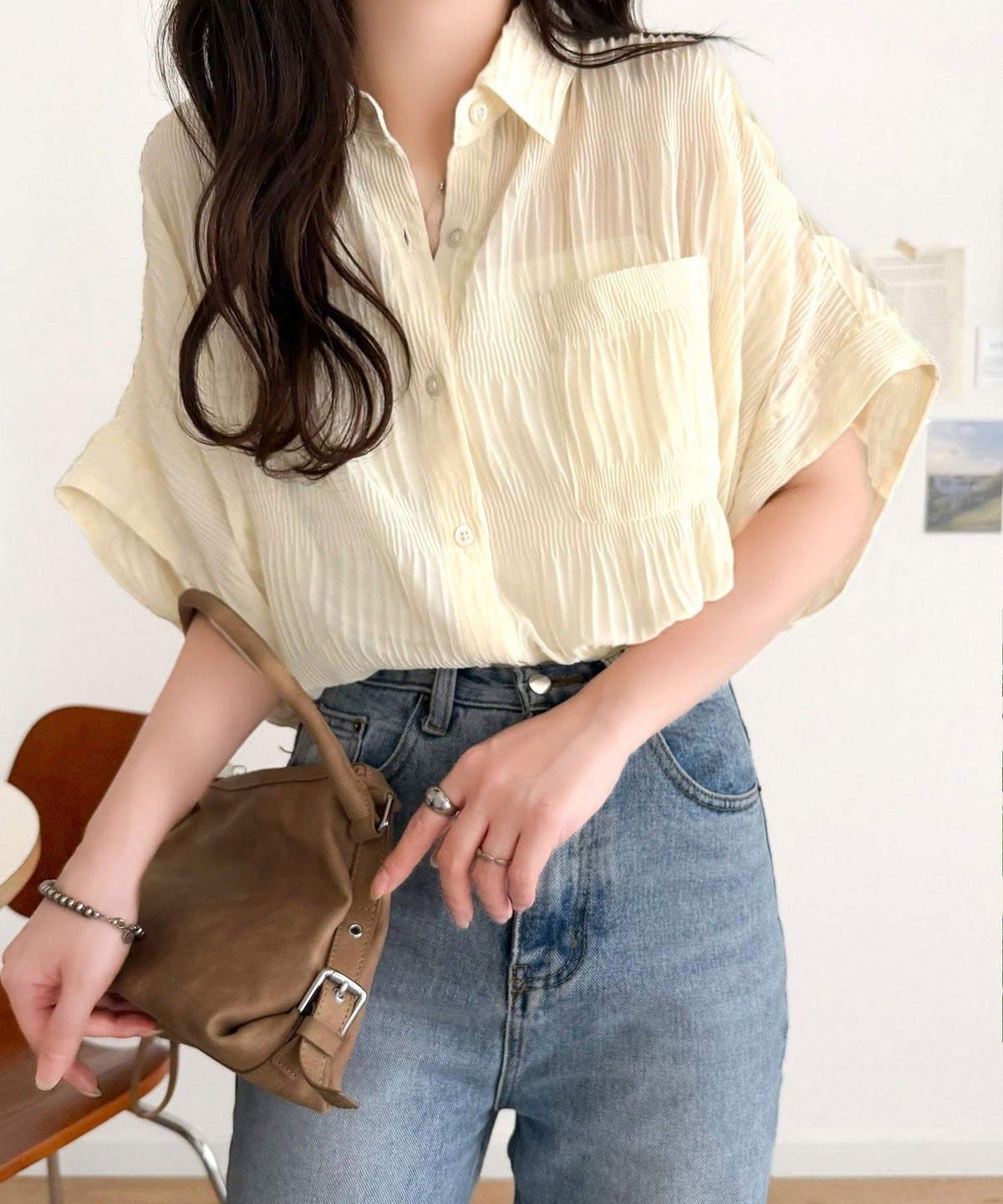 シャーリングの立体感が美しい、大人の抜け感ブラウス。胸ポケット 襟つきシアープリーツブラウス ce1010539