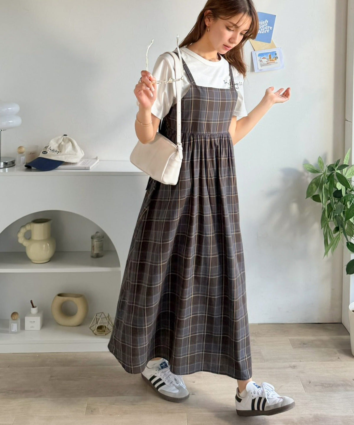後ろ姿も可愛く盛れちゃう♪ふんわりシルエットで体型カバー。大人カジュアル チェックキャミワンピース ce1240121