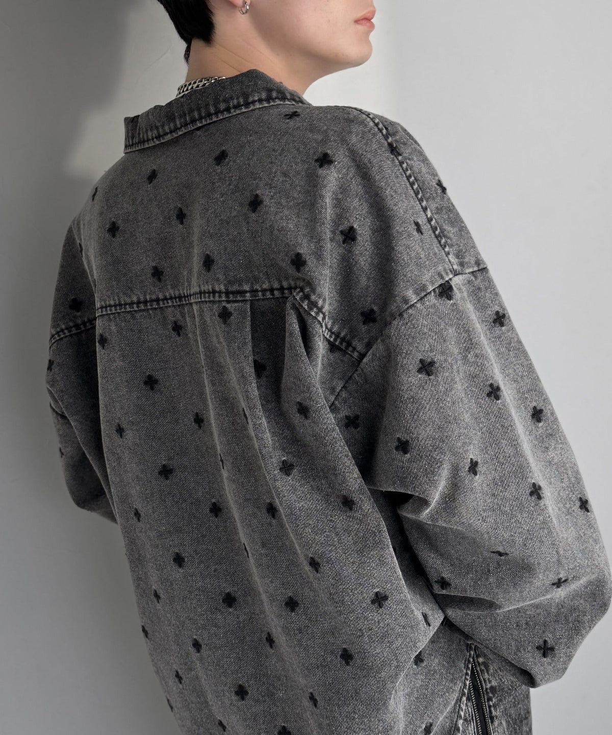 「シンプル以上、主張しすぎない存在感。」総柄刺繍デニムシャツジャケット／All-Over Embroidered Denim Shirt Jacket co1010050